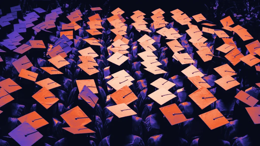 Rows of graduation caps seen from above, in Arcsen colours